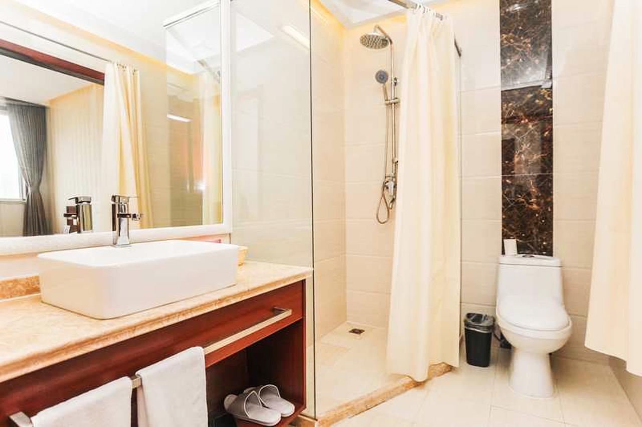 Qingdao Hua Qi Kaiserdom Hotel Bagian luar foto