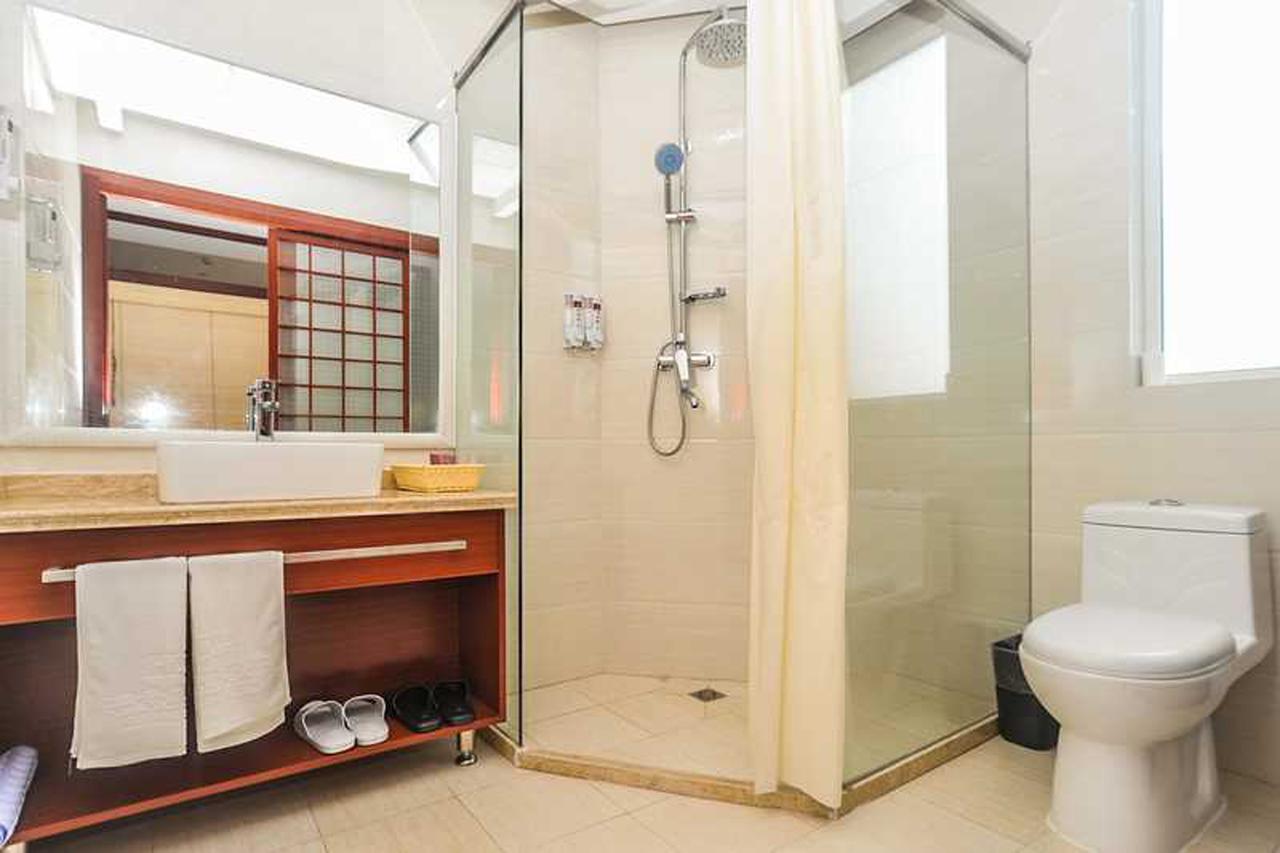 Qingdao Hua Qi Kaiserdom Hotel Bagian luar foto