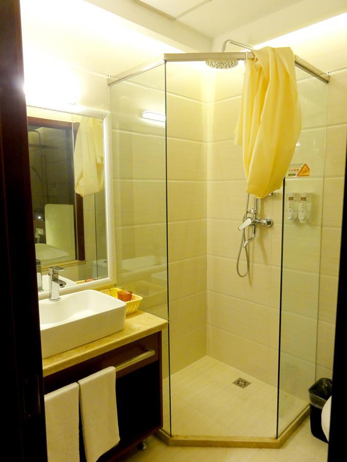 Qingdao Hua Qi Kaiserdom Hotel Bagian luar foto