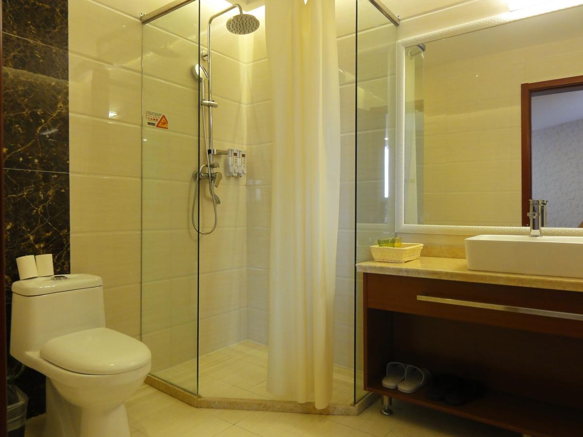 Qingdao Hua Qi Kaiserdom Hotel Bagian luar foto